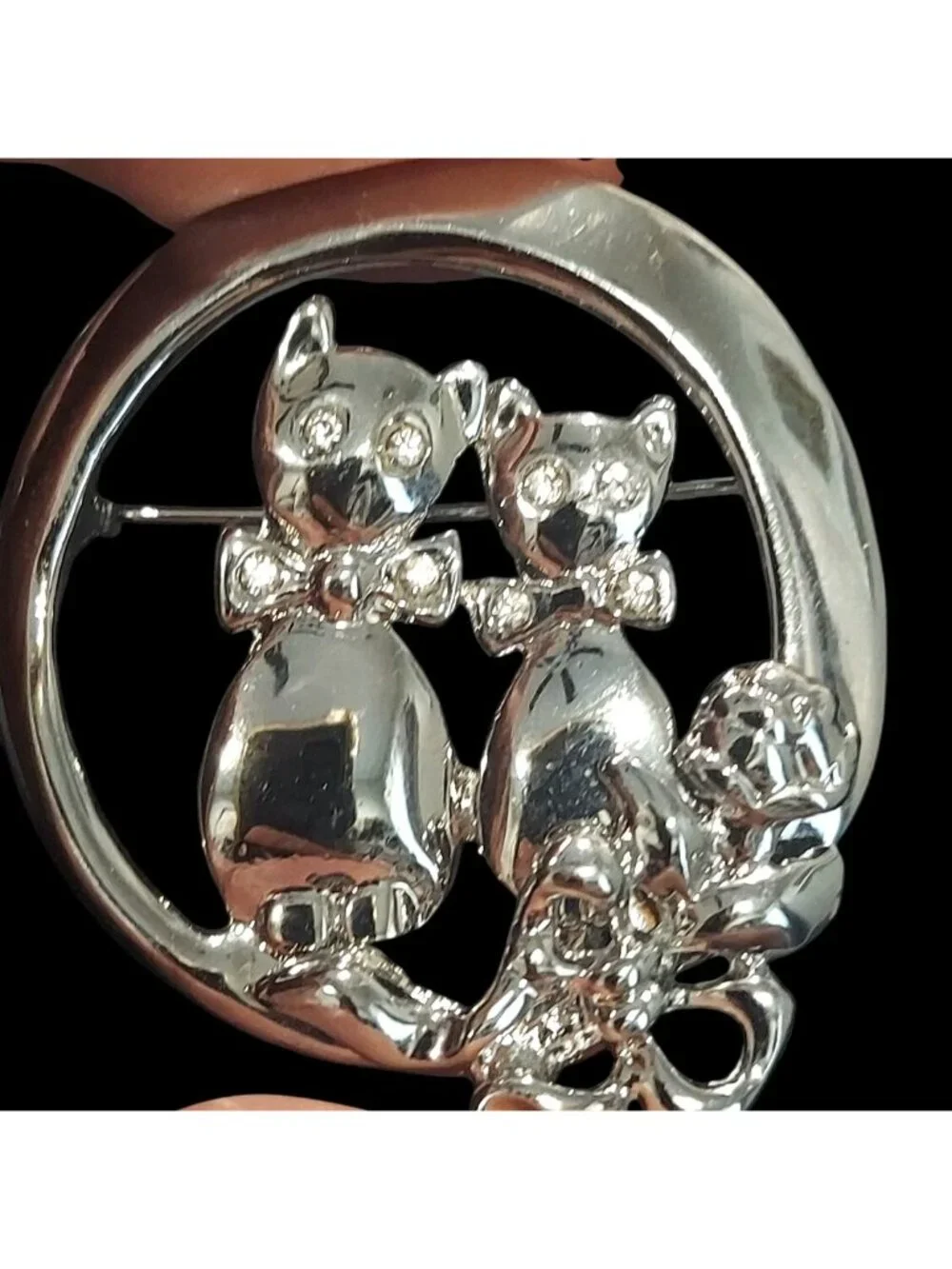 Cat Duo Brooch Pin W/ Rhinestone Bows & Rose Spray Circular Silver Tone Feline